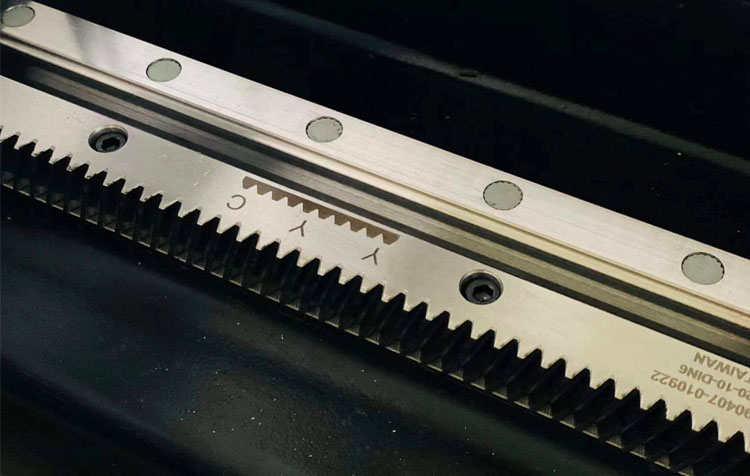 3015 Fibra Lasera Tranĉa Maŝino Por Altrapida Tranĉado De 1-6mm Metalaj Materialoj