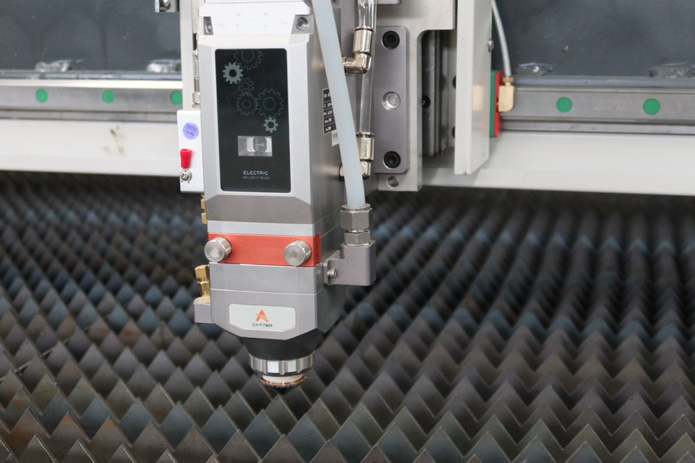 Alta Precizeca Fibro Laser Tranĉa Metalo Neoksidebla Ŝtalo Karbono 2000w